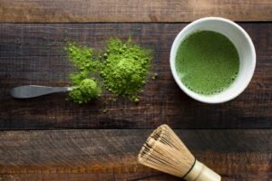 green tea powder in tablespoon and extract in a cup